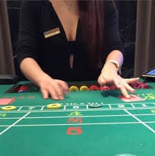 Sảnh Live Casino với dealer phát trực tiếp baccarat và roulette tại xoso88